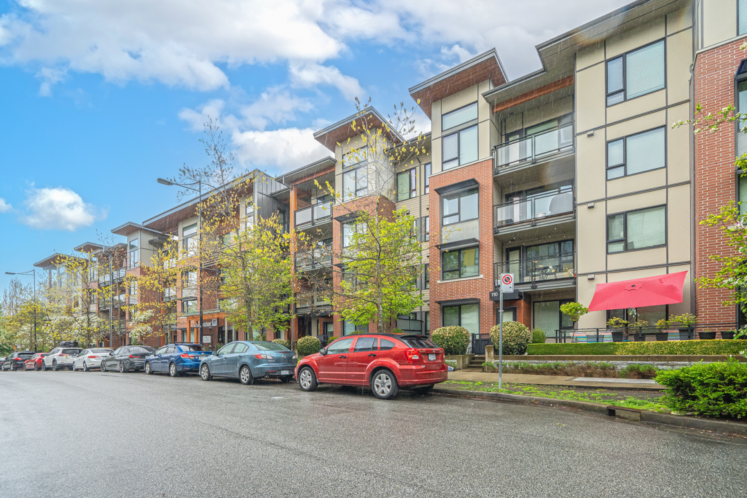 Bright One Bedroom and Den in Vancouver's River District