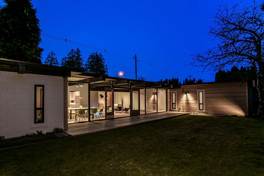 Straight out of Palm Springs in this Mid-Century Modern House in Sunny Tsawwassen